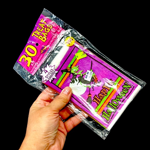 Vintage sealed  Halliween pack of 30 paper  treat bags - Picture 3 of 4